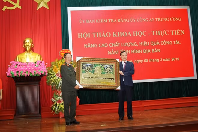 Thứ trưởng Nguyễn Văn Thành trao bức tranh tặng Thường trực Tỉnh ủy tỉnh Hà Nam.