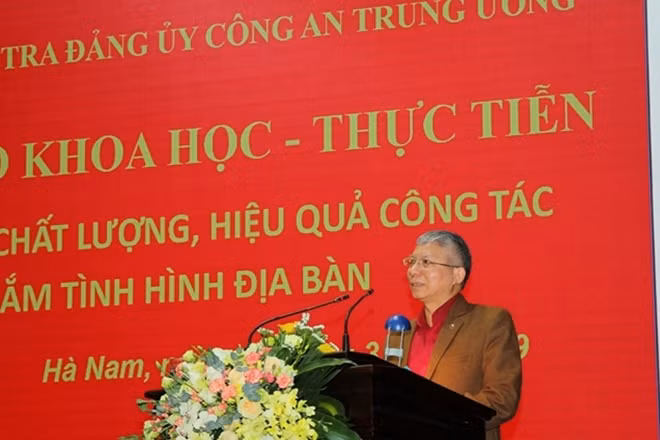 Đồng chí Cao Văn Thống Ủy viên UBKT TƯ phát biểu tham luận tại Hội thảo