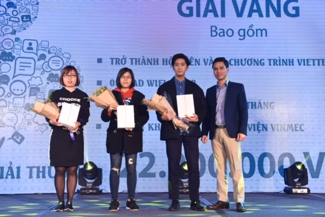 Ông Nguyễn Trọng Tính, Giám đốc Viettel Hà Nội trao giải cho các Khách hàng đạt giải Vàng