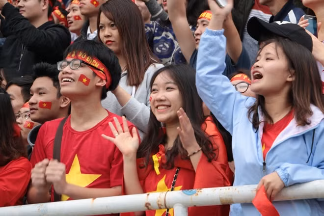 Và cũng bùng nổ khi chứng kiến Quang Hải ghi bàn gỡ hòa.