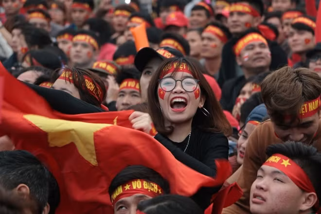 Và cũng bùng nổ khi chứng kiến Quang Hải ghi bàn gỡ hòa.