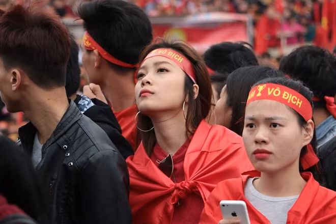 Cũng như những CĐV nam, phái đẹp đến sân mang theo tình yêu với đội tuyển Việt Nam và cả niềm tin vào chiến thắng của thày trò Pak Hang -seo. Một CĐV nữ trên sân Mỹ Đình đứng hẳn lên khi theo dõi một pha bóng nguy hiểm của U23 Việt Nam Hòa chung bài ca cổ vũ các chiến binh sân cỏ của Việt Nam.