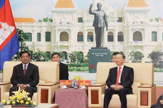 Ngài Samdech Krolahom Sar Kheng, Phó Thủ tướng - Bộ trưởng Bộ Nội vụ Vương quốc Campuchia và Bộ trưởng Tô Lâm tại cuộc họp trước khi tiến hành hội đàm.