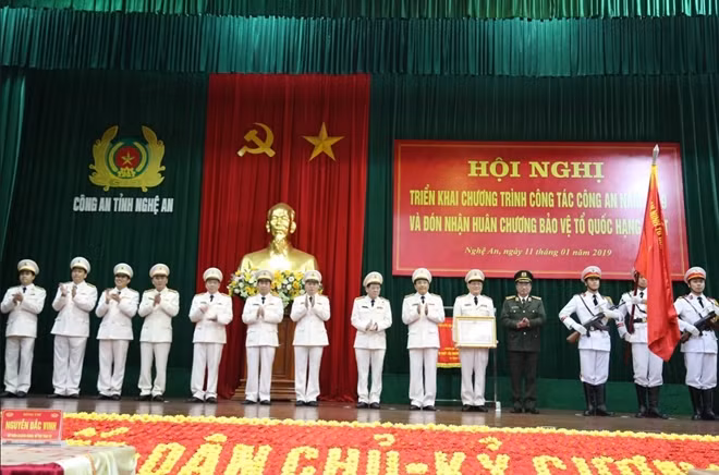 Thừa ủy quyền của Chủ tịch nước, Thứ trưởng Nguyễn Văn Thành trao tặng Huân chương bảo vệ Tổ quốc hạng nhất cho Công an tỉnh Nghệ An.