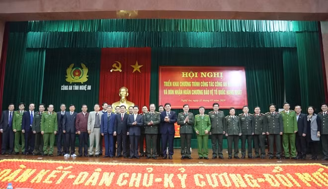 Thứ trưởng Nguyễn Văn Thành và các đại biểu tham dự hội nghị.