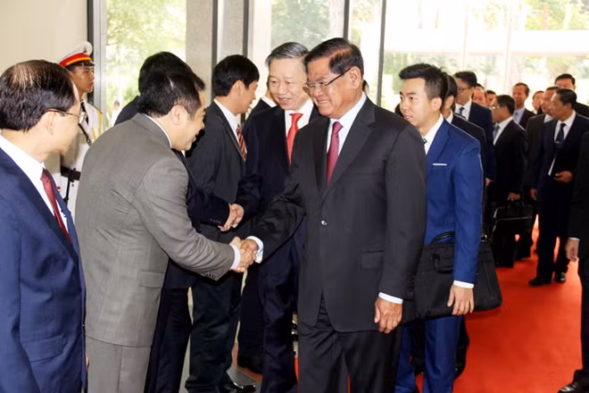 Các thành viên 2 đoàn chào đón ngài Samdech Krolahom Sar Kheng, Phó Thủ tướng - Bộ trưởng Bộ Nội vụ Vương quốc Campuchia và Bộ trưởng Bộ Công an Việt Nam Tô Lâm.