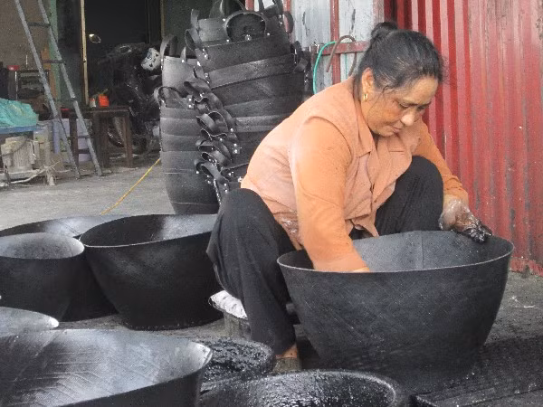 Cơ sở của ông Thông đã tạo công ăn việc làm cho hàng trăm lao động địa phương.