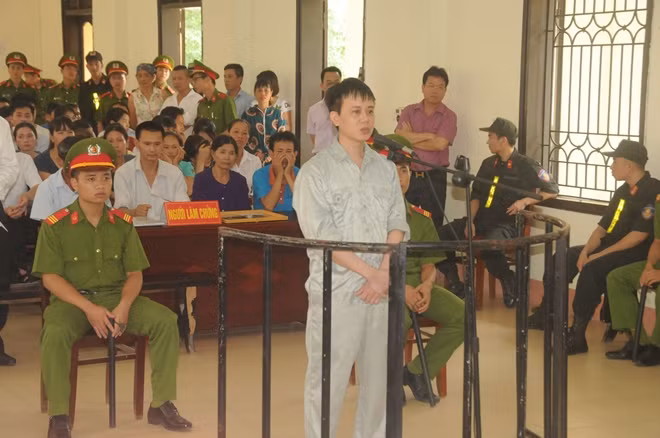 Cán bộ Phòng PC81 bảo vệ phiên tòa xét xử bị cáo Nguyễn Văn Thuyết.