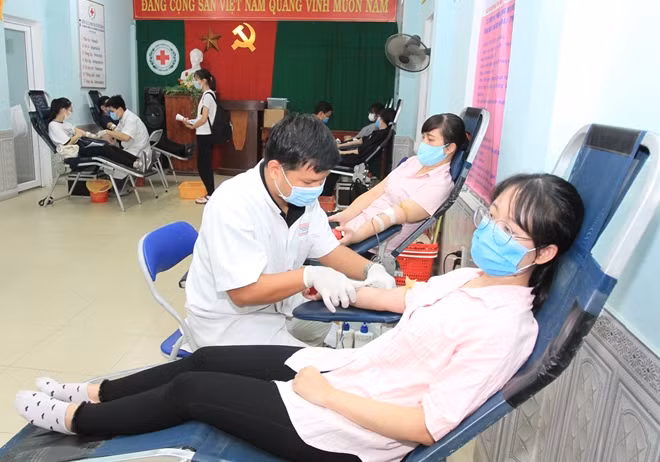Các đoàn viên, thanh niên Bệnh viện T.Ư Huế hiến máu tình nguyện cứu người giữa mùa dịch.