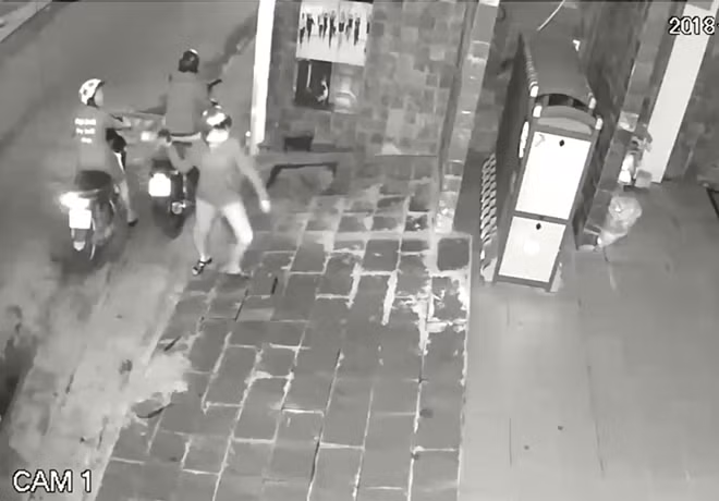 Nhà cụ Quang nhiều lần bị giang hồ ném chất bẩn và đến đòi nợ.
