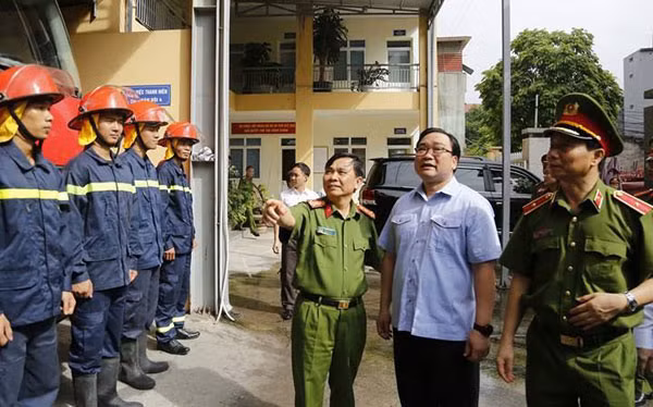 Bí thư Thành ủy Hà Nội Hoàng Trung Hải thăm nơi làm việc của CBCS Phòng Cảnh sát PCCC số 1 Hà Nội.