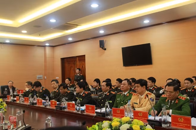 : Các đại biểu dự buổi kiểm tra.