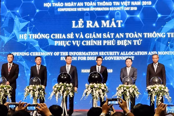 Phó Thủ tướng Vũ Đức Đam, Bộ trưởng Bộ TT&TT Nguyễn Mạnh Hùng và các đại biểu bấm nút khai trương hệ thống.