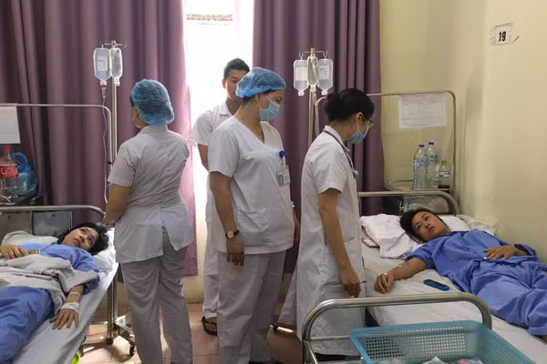 Bác sỹ Khoa Ngoại tổ chức thăm khám bệnh đối với bệnh nhân sốt xuất huyết.