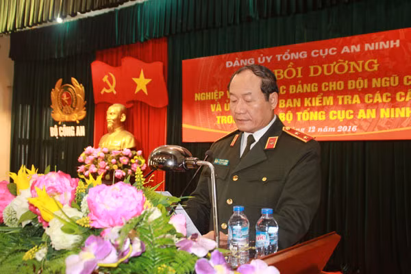 Trung tướng Bùi Mậu Quân, Phó Tổng cục Trưởng Tổng cục An ninh phát biểu khai mạc Lớp bồi dưỡng .