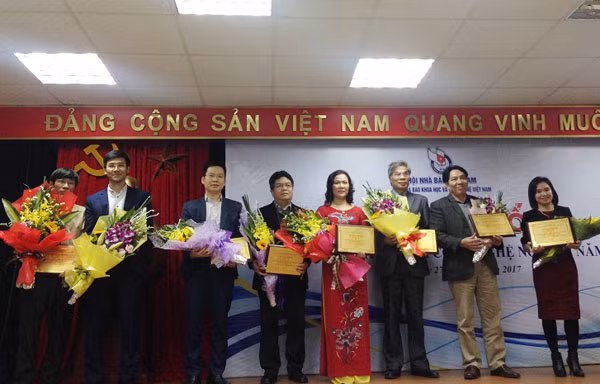 Đại diện các công trình, sự kiện nhận giấy chứng nhận sự kiện khoa học công nghệ nổi bật năm 2017.