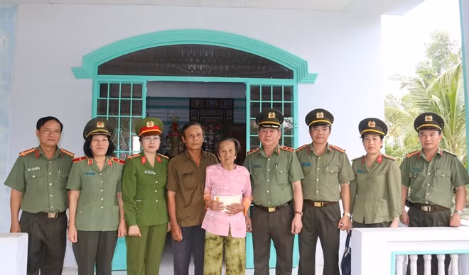 Trung tướng Nguyễn Thanh Nam, cùng Đoàn công tác đến thăm hỏi, tặng quà Mẹ Việt Nam Anh hùng, các đồng chí thương binh, gia đình chính sách trên địa bàn tỉnh Kiên Giang.