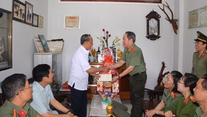 Trung tướng Nguyễn Thanh Nam, cùng Đoàn công tác đến thăm hỏi, tặng quà Mẹ Việt Nam Anh hùng, các đồng chí thương binh, gia đình chính sách trên địa bàn tỉnh Kiên Giang.