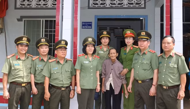 Trung tướng Nguyễn Thanh Nam, cùng Đoàn công tác đến thăm hỏi, tặng quà Mẹ Việt Nam Anh hùng, các đồng chí thương binh, gia đình chính sách trên địa bàn tỉnh Kiên Giang.