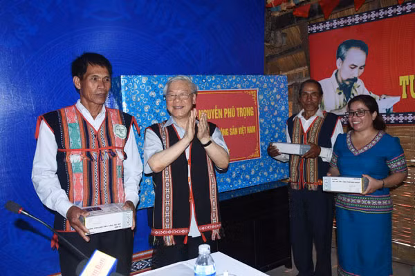 Tổng Bí thư Nguyễn Phú Trọng tặng quà cho cán bộ và nhân dân làng Kon Rờ Bàng (TP.Kon Tum).