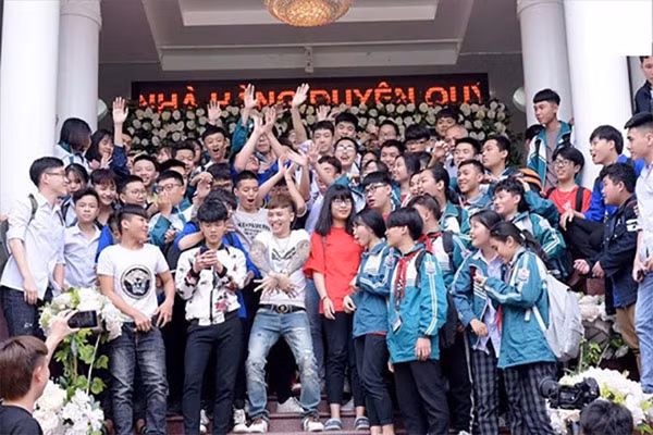 Kênh youtube của Khá Bảnh đã bị xóa sổ, nhưng hình ảnh hâm mộ Khá bảnh như thế này khiến nhiều người băn khoăn về thẩm mỹ của giới trẻ hiện nay.