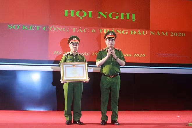 Thứ trưởng Lê Quốc Hùng trao Bằng khen của Thủ tướng Chính phủ tặng Trung tướng Phạm Quốc Cương.