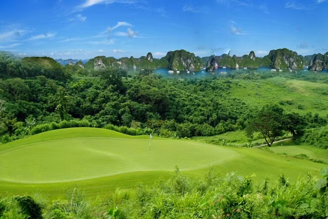 Sân golf 18 lỗ FLC Ha Long Golf Links sẽ là 1 trong những tiện ích nổi bật thỏa mãn nhu cầu nghỉ dưỡng của mọi cá nhân .