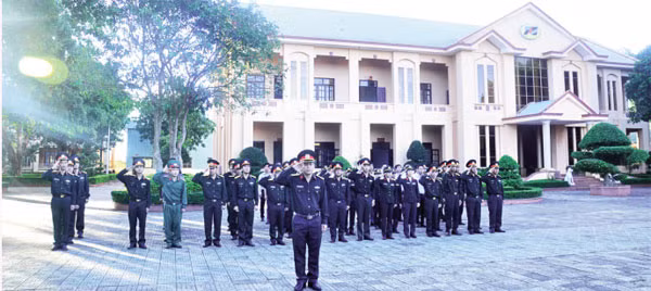 Cán bộ, chiến sĩ, công nhân viên Công ty thực hiện nghi lễ chào cờ.