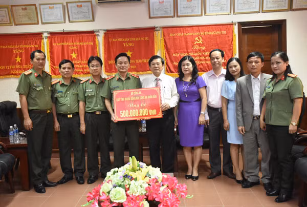 Đoàn công tác trao số tiền 500 triệu đồng thông qua UBMTTQ Việt Nam tỉnh Quảng Trị gửi bà con nhân dân bị ảnh hưởng do thiên tai.