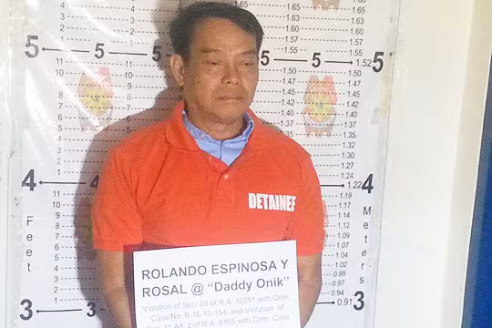 Ông Rolando Espinosa lúc chụp ảnh sau khi bị bắt.