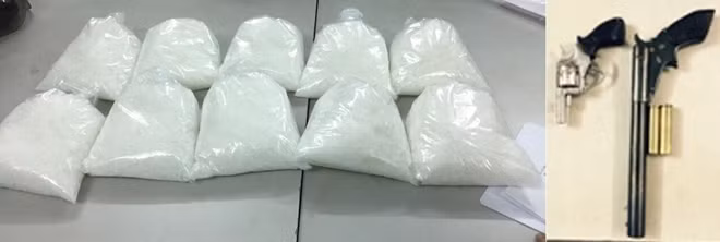 Súng và ma túy tang vật thu được tại nhà Nguyễn Duy Hùng.