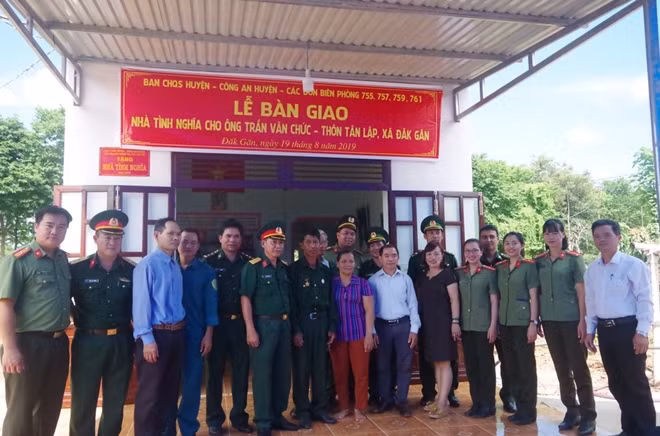 Lễ trao nhà tình nghĩa cho gia đình ông Trần Văn Chức.