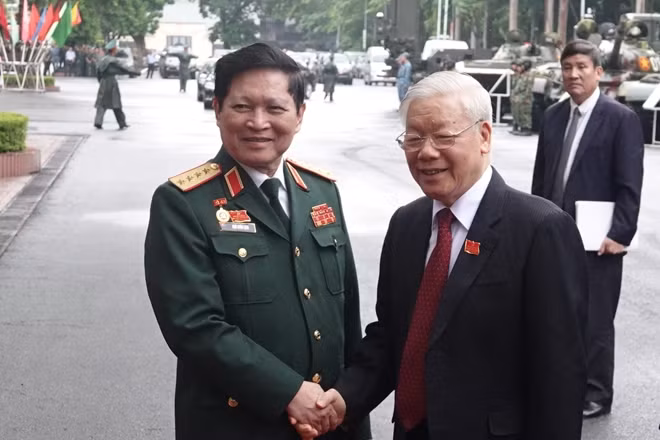 Phó Bí thư Quân ủy Trung ương, Bộ trưởng Bộ Quốc phòng Ngô Xuân Lịch đón Tổng Bí thư, Chủ tịch nước, Bí thư Quân ủy Trung ương Nguyễn Phú Trọng.
