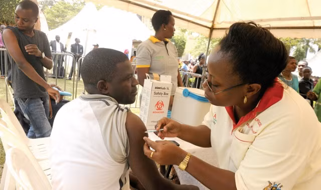 Một người dân Uganda được tiêm vắc-xin viêm gan B.