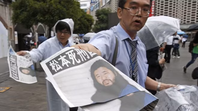 Nhân viên tờ Mainichi Shimbun phân phối ấn bản đặc biệt tường trình về vụ hành quyết Shoko Asahara và đồng phạm.