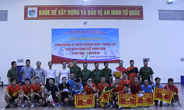 Thiếu tướng, PGS.TS Đặng Xuân Khang cùng các đơn vị đạt giải chụp ảnh lưu niệm .