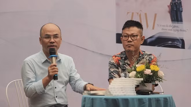 Nhạc sĩ Quốc Bảo (bên phải) trong buổi ra mắt sách mới.