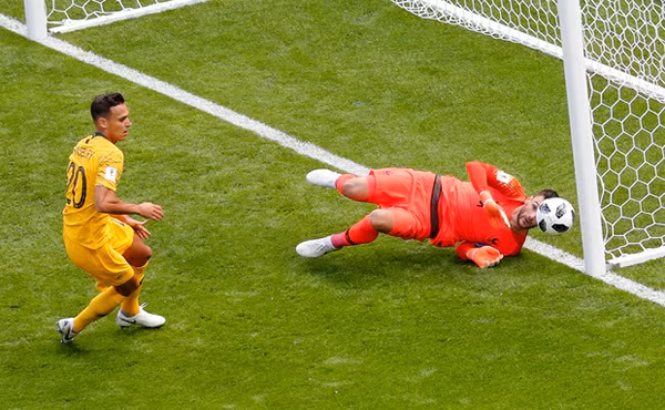 Lloris bay người cản bóng, cứu thua cho đội nhà. Ảnh: EPA.