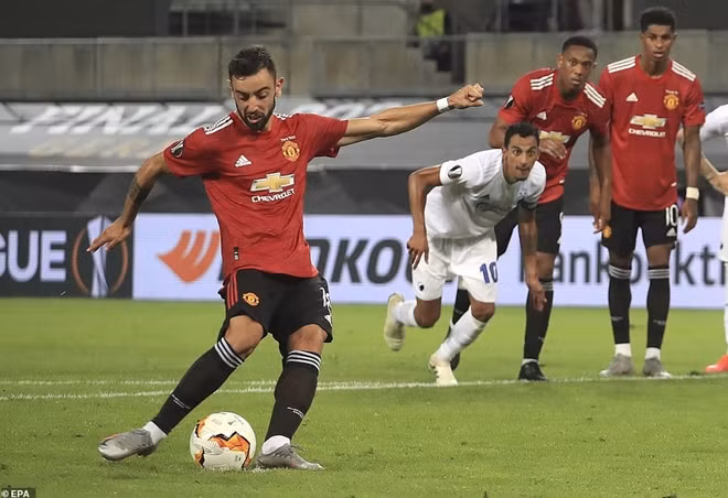 Được trao trọng trách đá phạt là Bruno Fernandes.