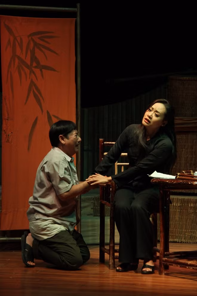 Diễn viên Hồng Ánh và bạn diễn trên sân khấu Hoàng Thái Thanh.