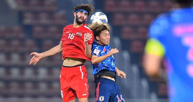 U23 Syria (áo đỏ) đánh bại Nhật Bản để có chiến thắng đầu tiên tại VCK châu Á 2020. Ảnh: AFC.