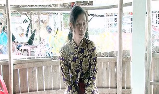 Thị Hồng báo tin vụ cướp giả.