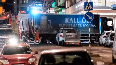Chiếc xe tải màu xanh đã lao vào cửa hàng Ahlens tại phố Drottninggatan, trung tâm Stockholm.
