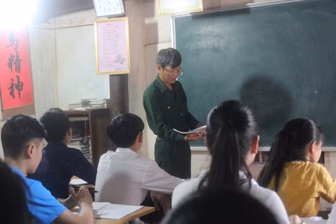 Thầy Nguyễn Viết Học giảng bài cho các học trò.
