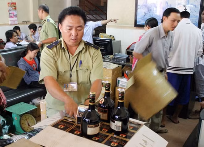Rượu là mặt hàng cấm vận chuyển bằng con đường CPN nhưng cơ quan chức năng vẫn thường xuyên bắt giữ và xử lý.