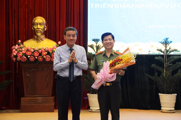 Chủ tịch UBND tỉnh Đồng Nai Đinh Quốc Thái tặng hoa chúc mừng Thứ trưởng Nguyễn Văn Sơn.