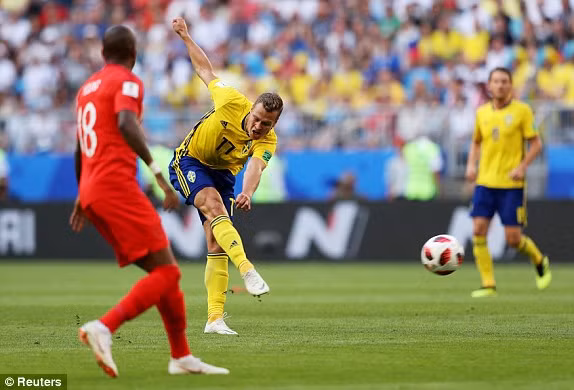 Viktor Claesson cố gắng thử vận may bằng một cú sút xa.