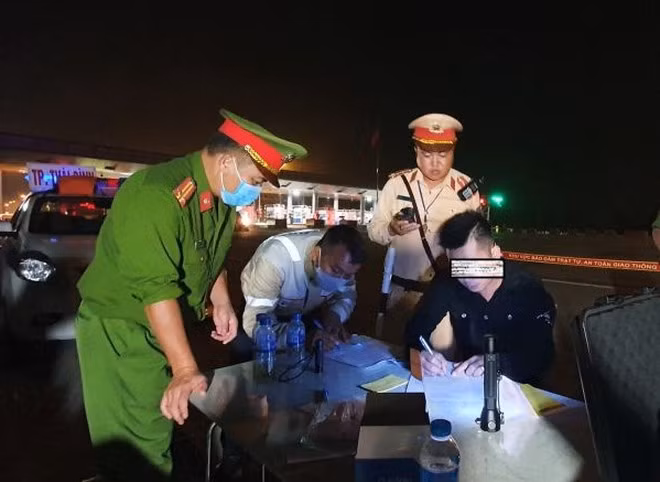CSGT xử lý lái xe vi phạm trên cao tốc Hà Nội - Hải Phòng.