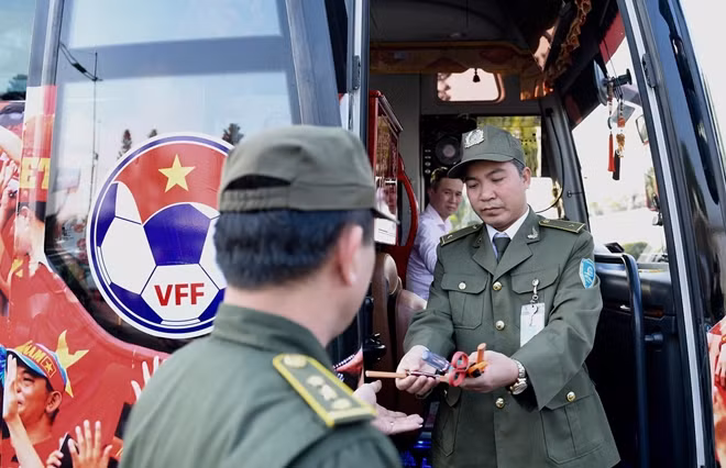 Những vật nhọn thậm chí cũng được đưa ra khỏi xe...