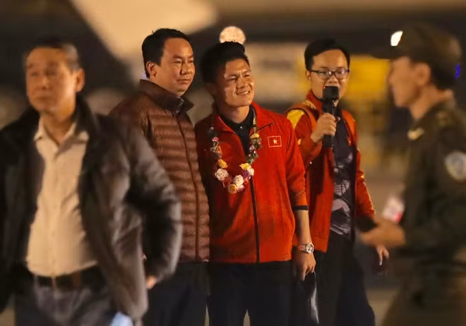 Trong khi đó những gương mặt của U22 Việt Nam cũng thu hút sự chú ý ngay khi đặt chân xuống sân bay. Quang Hải nổi bật giữa đám đông. Tiền vệ Hà Nội gặp chấn thương và không thể dự hai trận bán kết và chung kết nhưng sự đóng góp của anh cho chiếc huy chương vàng SEA Games vẫn là rất lớn.